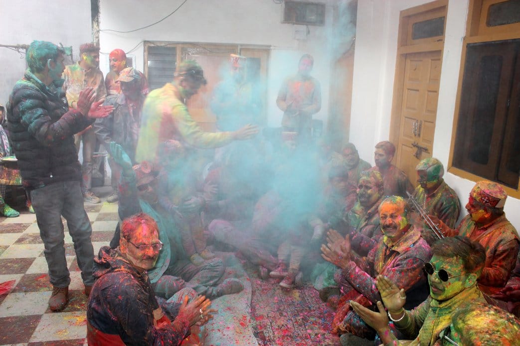 Holi of sandalwood and flowers was played in Dhalpur