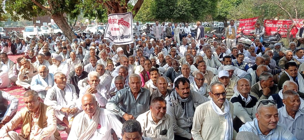 Retired employees shout in Dharmanagari