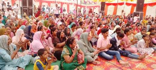Devotees danced to the hymns of Baba Khatu Shyam