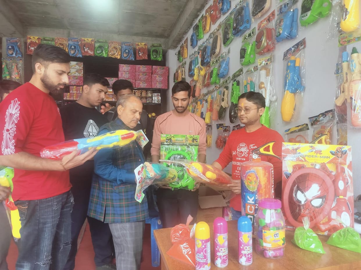 Peoples preprations for Holi Festival