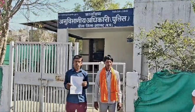 शिकायत लेकर पहुंचा पीड़ित परिवार।