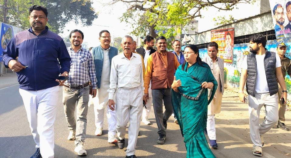 The mayor himself cleaned the drain and gave the message of cleanliness