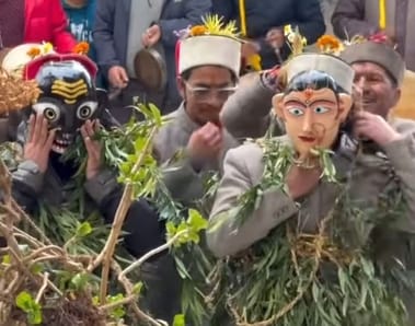 Crowd gathered to see mask dance in Burua