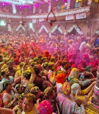 rang aur gulaal kee bauchhaar ke beech bhakti aur aanand mein saraabor hue shraddhaalu