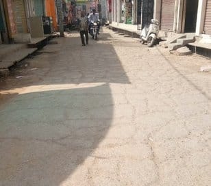 Road in main market is in bad condition, traffic is difficult