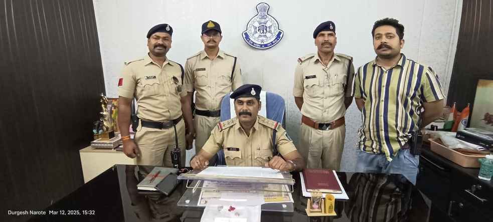 Kotwali police arrest youth with illegal weapons