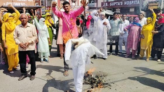 Jan Nyaya Morcha burnt the effigy of police administration to get justice for the rape victim