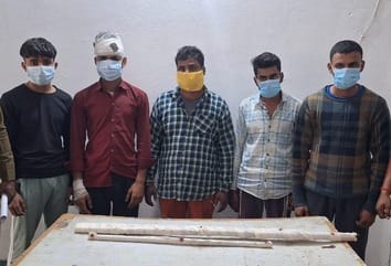 Sticks were used in front of the police, five arrested