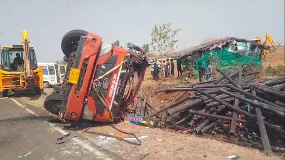 ट्रक पलटने से दो मजदूरों की मौत