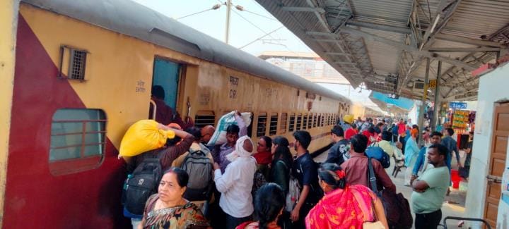 Crowd increased on Holi, there was a fight to get into trains