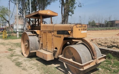 Young man dies and his wife injured after his bike collides with a road roller