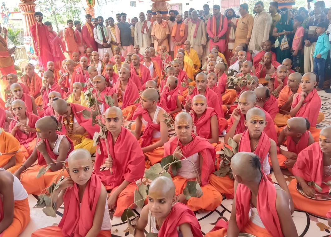 Yagyopaveet Sanskar of 102 Batukas was performed amidst chanting of mantras