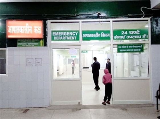 doctor treating patient in Ghaziabad got a heart attack