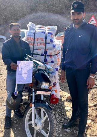 बाइक सवार का चालान काटती पुलिस।