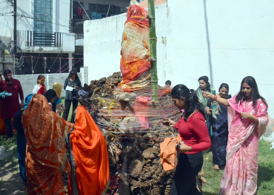 Holika was burnt at 1890 places in the district, Rang Utsav today