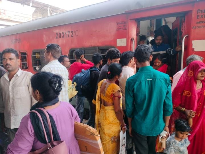 Scuffle for seats in trains, people travel standing