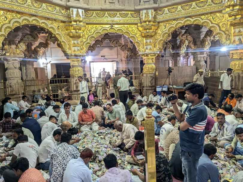 सांवलियाजी मंदिर में भंडार खोलकर चढ़ावा राशि की गणना
