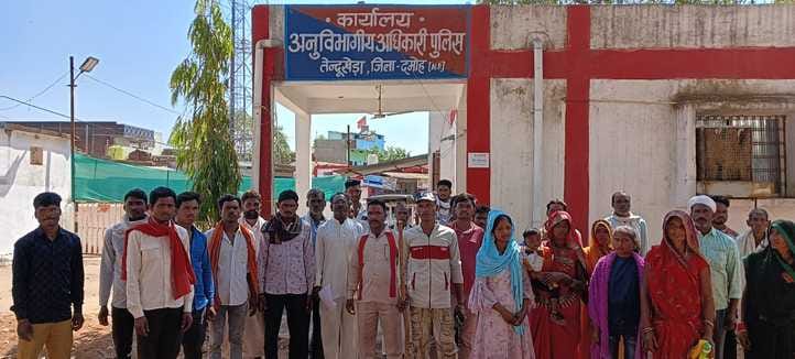 एसडीओपी कार्यालय में मौजूद ग्रामीण