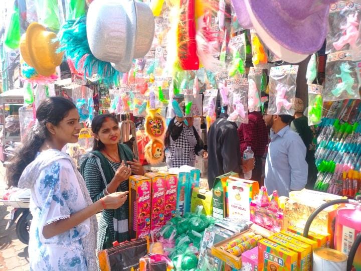 The market is filled with chemical colours, even a little carelessness will make you sick