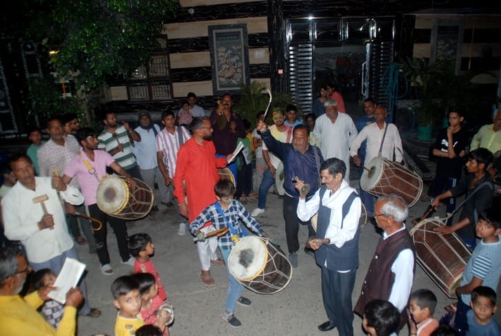 The Huriyaras roam the streets singing Phaag and invite people to celebrate Holi