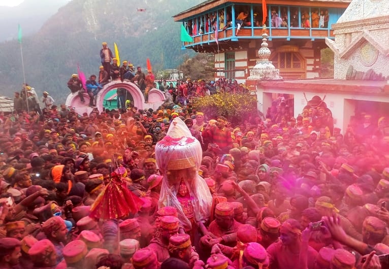 Thousands of people played Holi with Bungdu Mahadev