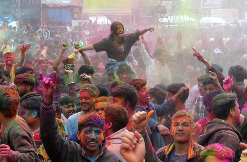 Gulal flew in Rath Maidan Dhalupar, people danced to the beats of DJ too