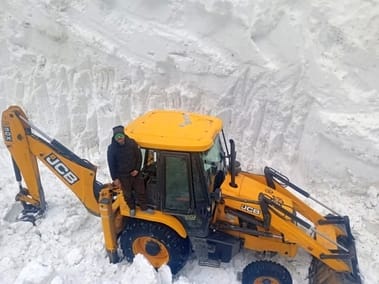 Snowfall has started again in tribal areas, weather is becoming an obstacle in road restoration