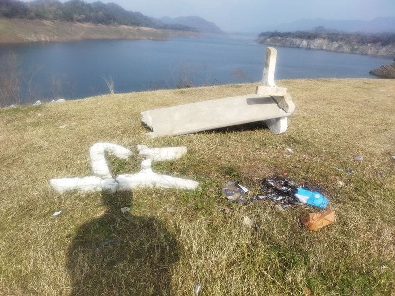 Miscreants broke the benches placed on the banks of Gobind Sagar Lake