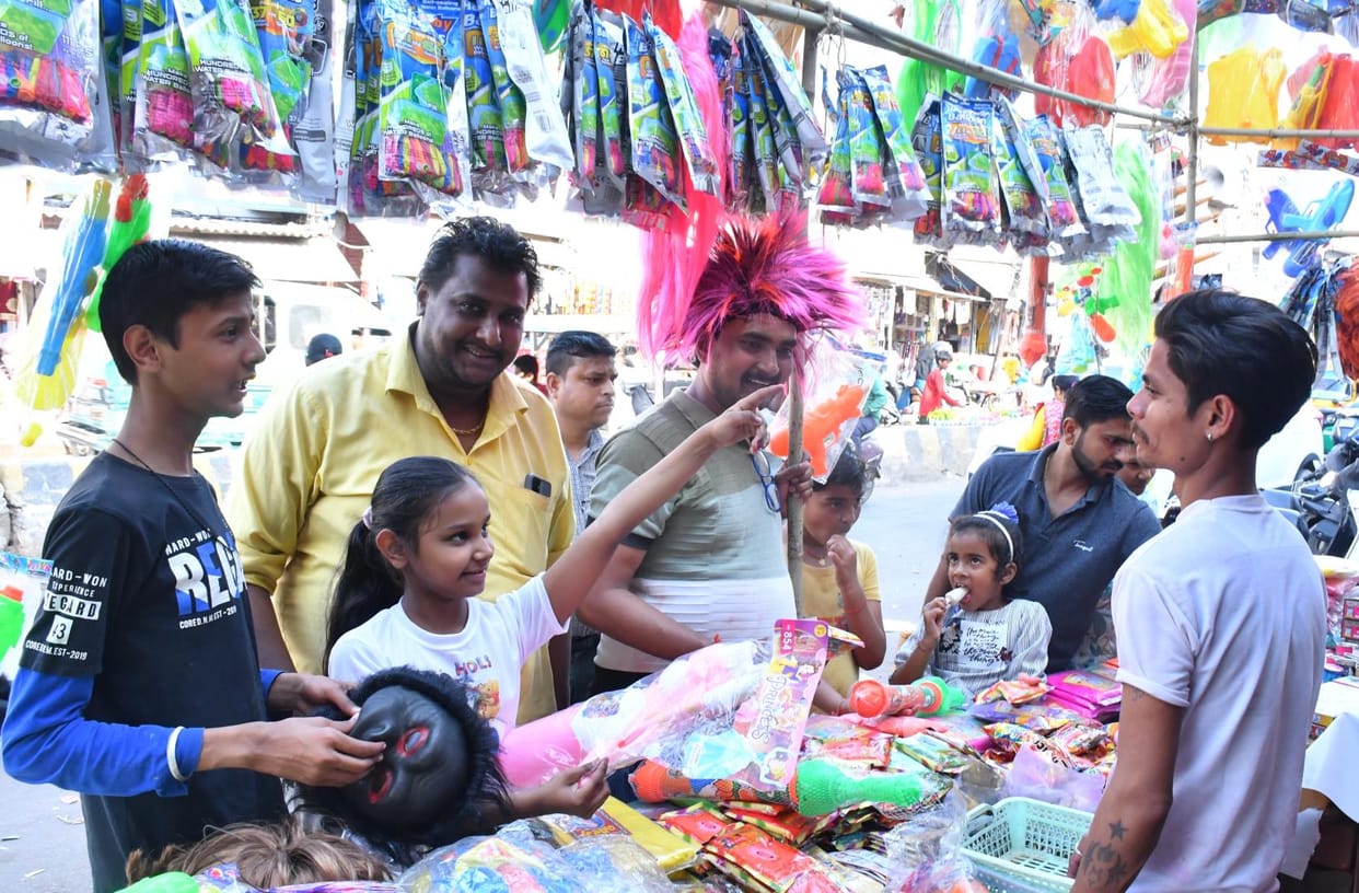 Holi market has a turnover of 50 crores, bumper demand for gujiya, colours, pichkaris, namkeen