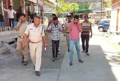 पुलिस गिरफ्त में आरोपी