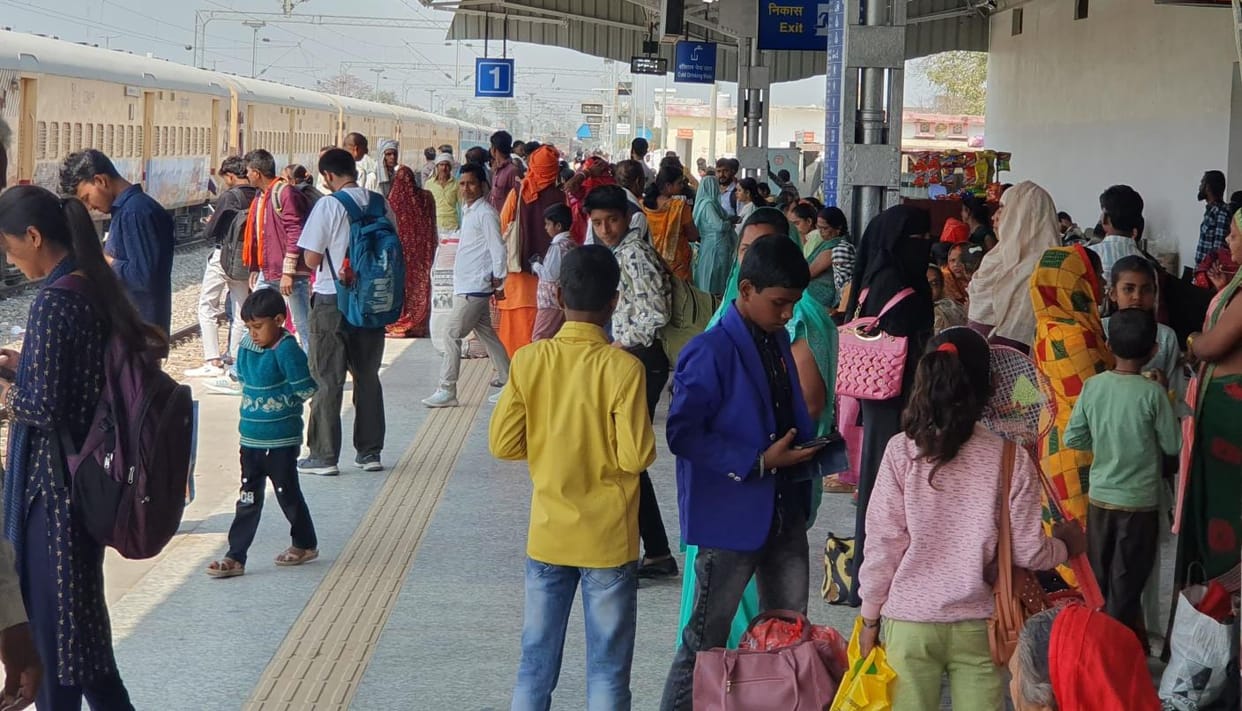 There was silence on roadways and railways, fewer passengers were seen