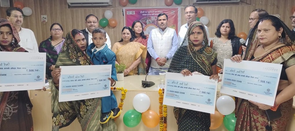 Ujjwala Yojana subsidy cheques given to beneficiaries