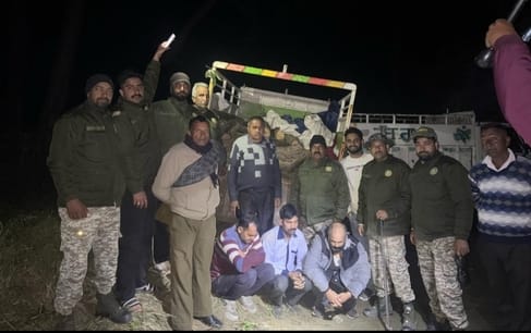 A pickup truck was caught with 19 logs of Khair in Dhalwadi forest