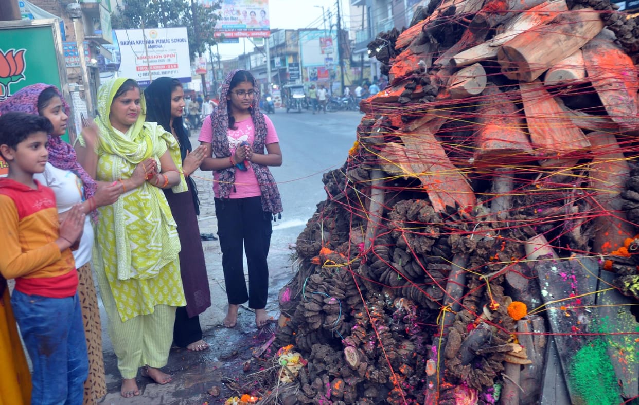 The shower of colors begins with the burning of Holika