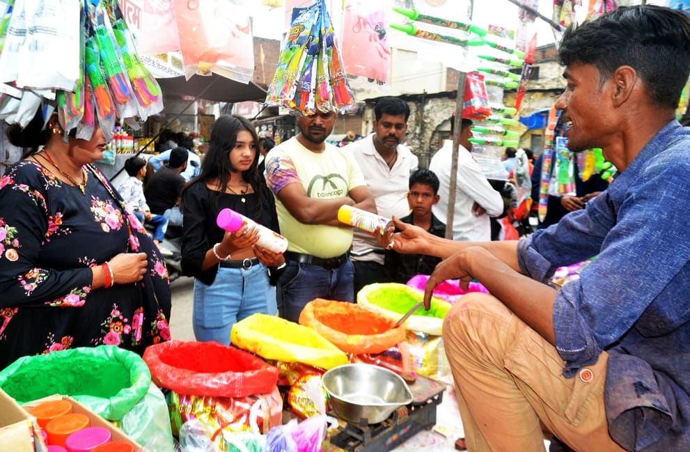 The market remained full of colours till late at night