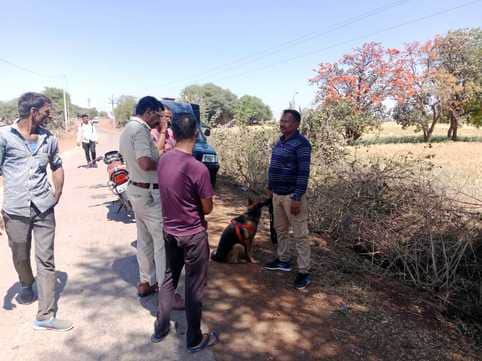 डॉग स्क्वाड की टीम सर्चिंग करते हुए।