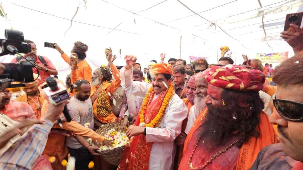 Chief Minister Dr. Yadav played Holi with Akhil Bharatiya Akhara Parishad President and saints