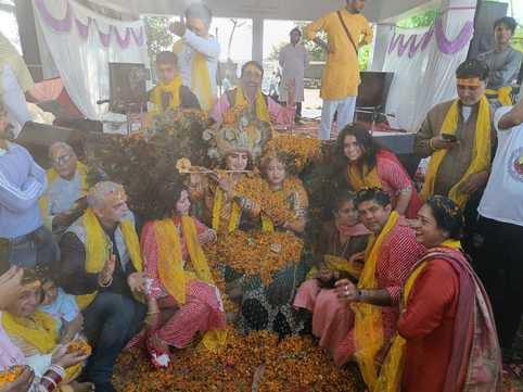 Holi of flowers in Shri Brijraj Swami temple, Bhajan singer Kunj Bihari made the devotees dance