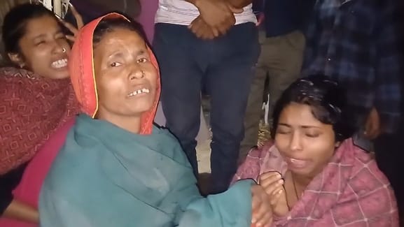 घटना के बाद रोते-बिलखते परिजन।
