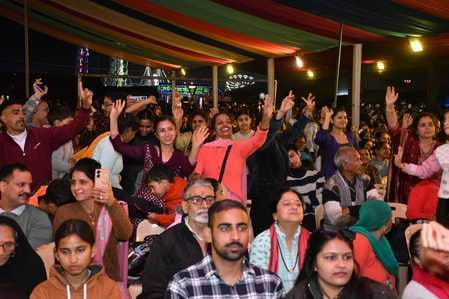 The audience danced to the song Chali Kudmate Ho and Same Time Same Place.