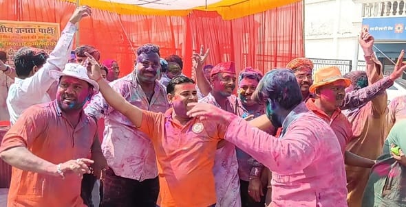 The joy of Rangotsav in the district, lots of abir-gulal was thrown
