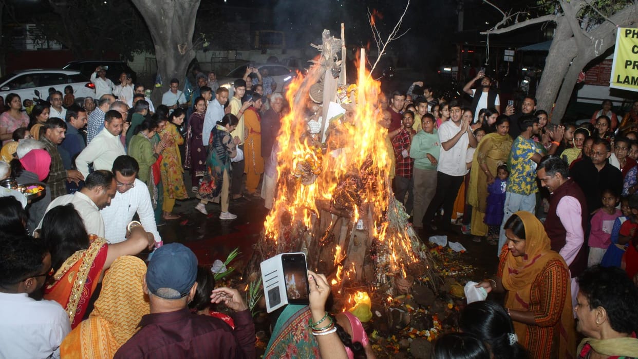 Holi celebrated in temples of the city