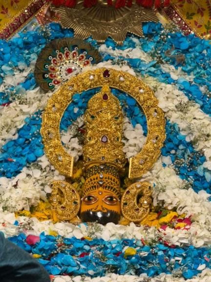 A trader from Hansi donated a crown made of 1 kg gold to Shri Shyam Mandir in Ringas