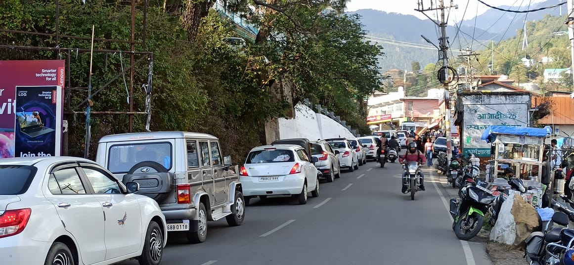 A moving taxi car's tyre got loose in Kotwali Bazaar, passengers safe