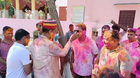 खाकी पर चढ़ा होली का रंग