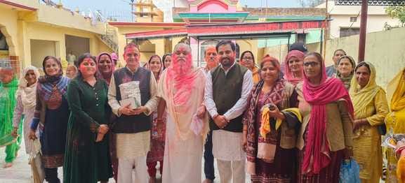 Holi festival shows the way to live with love: Satish Vats