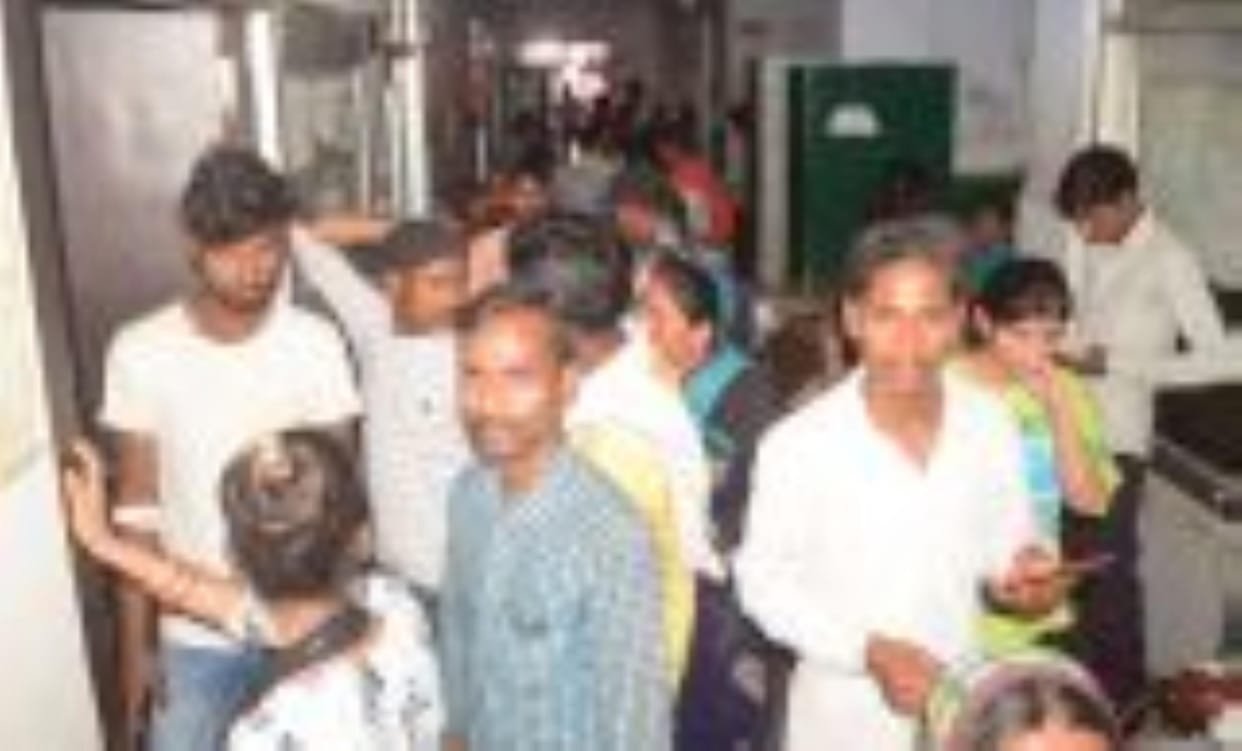 Crowd gathered in the hospital after Holi