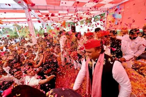 Akhilesh played Holi with flowers with the workers...the whole family was seen united