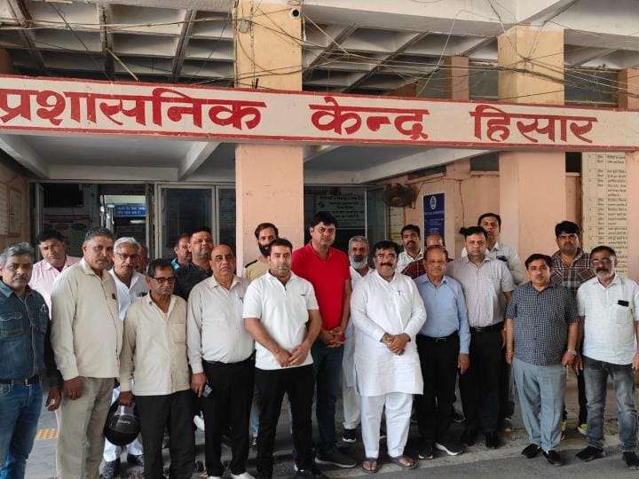 Furniture showroom owner attacked with axe and robbed of Rs. 1.60 lakh, delegation of traders met SP for arrest of accused