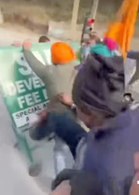Tourists pushed the workers of Sada barrier